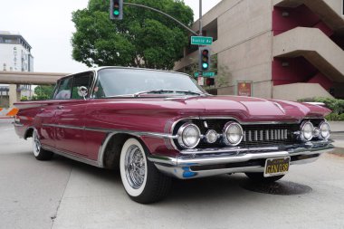 Pasadena Tebeşir Festivali araba gösterisinde güzel bir Oldsmobile gösteren görüntü.