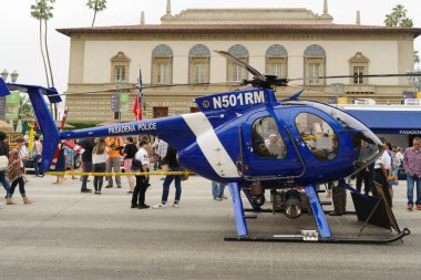 Pasadena Tebeşir Festivali araba gösterisinde bir Pasadena Polis Departmanı helikopter gösteren görüntü.