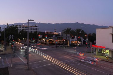 Pasadena, Kaliforniya'daki South Lake Avenue ve Del Mar Avenue kavşağını gösteren resim. Arka planda San Gabriel dağları var.. 