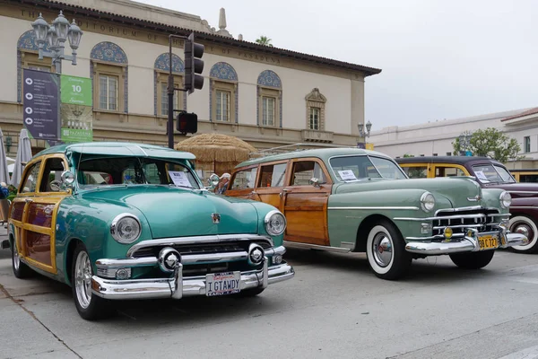 Pasadena, California/Usa: arka planda Pasadena Civic Auditorium ile iki 1950'lerin Amerikan otomobilgösteren görüntü.