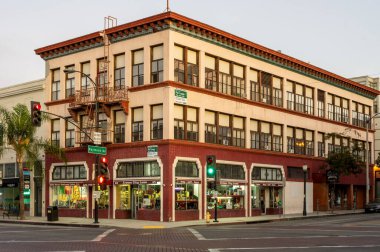 PASADENA, CA / USA - SEPTEMBER 23, 2019: Görüntü Colarado Bulvarı ve Raymond Bulvarı 'ndaki Kinney Binası' nı (1929) gösteriyor.