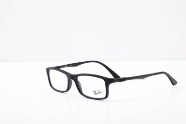 Siyah Ray Ban gözlüklerini kapat.