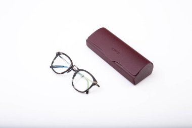 Beyaz arkaplana karşı güneş gözlüğü