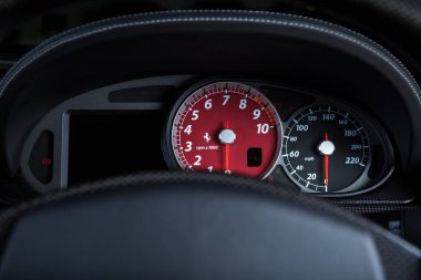 Ferrari 'nin içindeki kırmızı hız göstergesi.