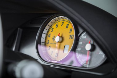 Sarı Ferrari hız göstergesini kapat