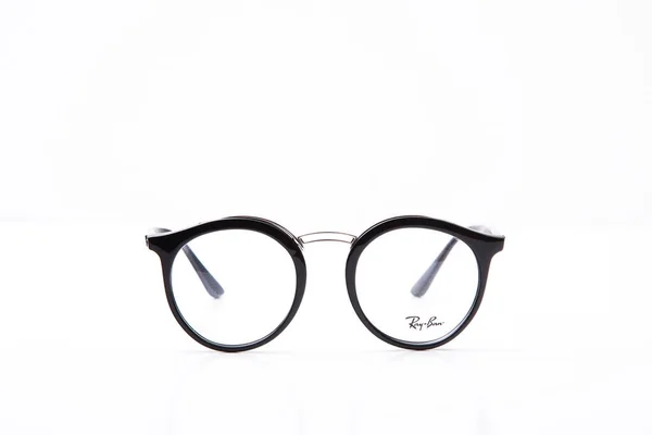 Blisko Czarny Ray Ban Okulary Białym Tle — Zdjęcie stockowe