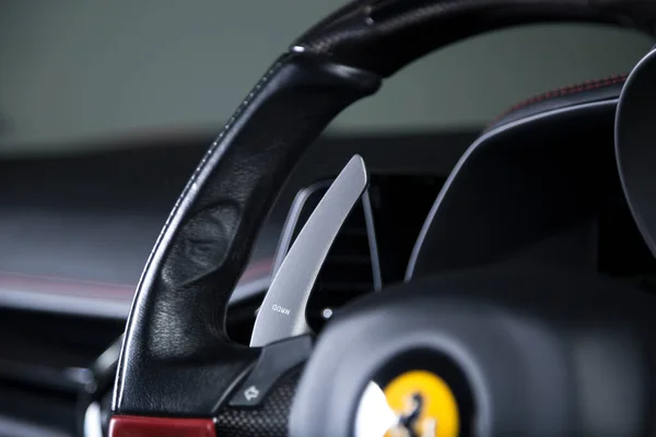 Schaltpaddel Aus Nächster Nähe Einem Ferrari Innenraum — Stockfoto