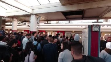 Metropolitan Hattı 'ndaki tren rötarları sırasında Harrow-on-the-Hill istasyonunda bekleyenler
