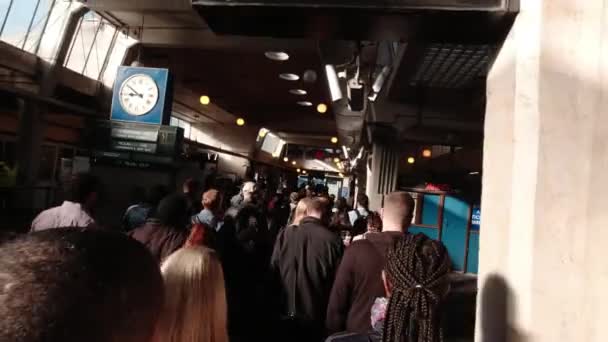 Große Menschenmenge Von Pendlern Die Während Der Hauptverkehrszeit Auf Der — Stockvideo