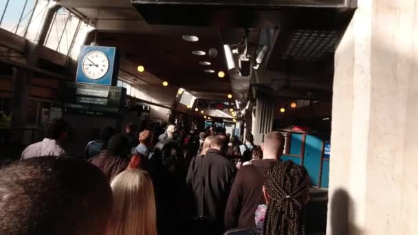 Stor Folkmassa Pendlare Går Från Uxbridge Station Metropolitan Line London — Stockvideo