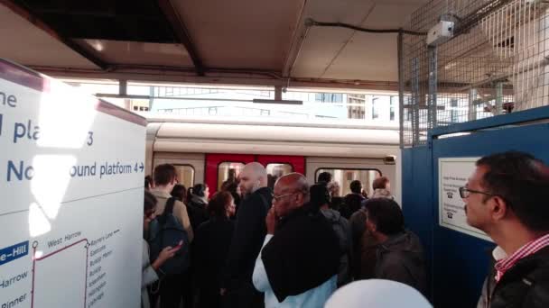 Pendelaars Wachten Harrow Hill Station Tijdens Treinvertragingen Metropolitan Line — Stockvideo