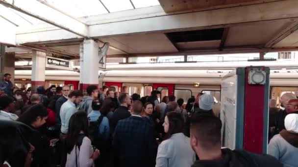 지하철 지연되는 역에서 대기하고 통근자들 — 비디오
