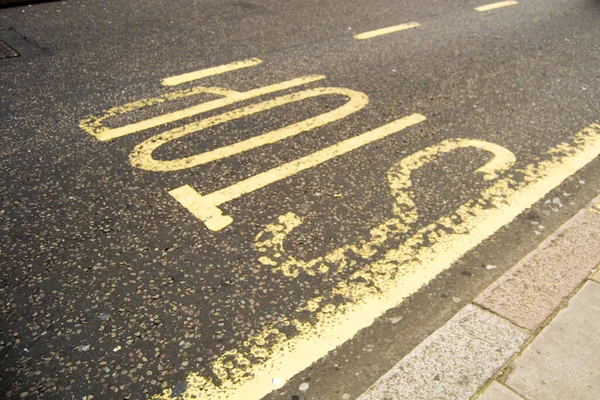 Lettres Stop Jaunes Sur Asphalte — Photo