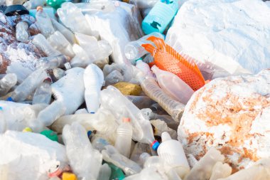 Plastik atık atıkları deniz kıyısında yıkanmış.