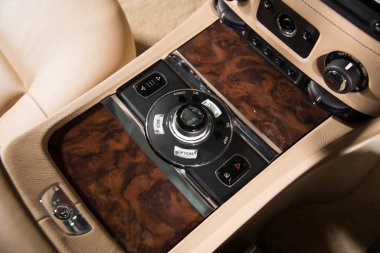 Modern bir arabanın kontrol panelini kapat.