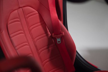 Deri araba emniyet kemerini kapat.