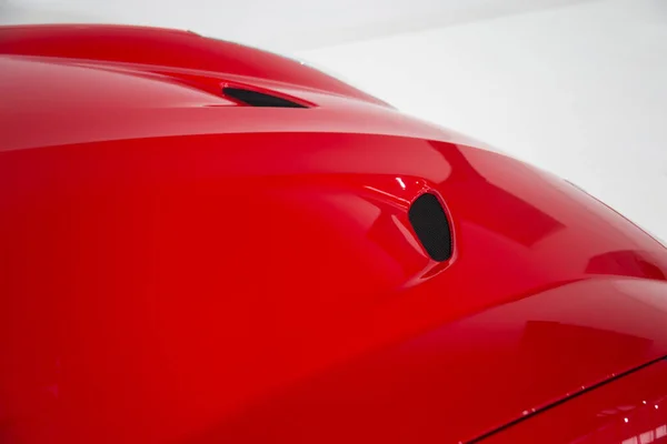 Kırmızı Boyalı Araba Kaputu — Stok fotoğraf