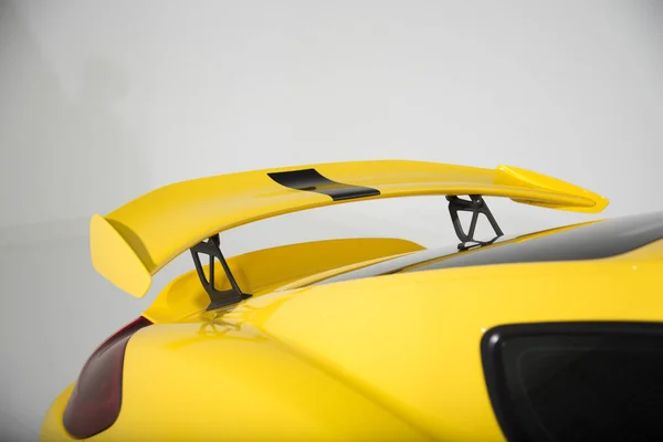 黄色のスポーツカーのリアスポイラー ストック画像