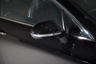 Siyah lüks arabanın aynasına yaklaş.