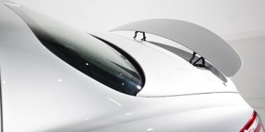 Beyaz bir spor araba spoiler 'ını kapat.