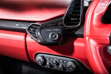 Süper arabadaki uydu navigasyonunu kapat