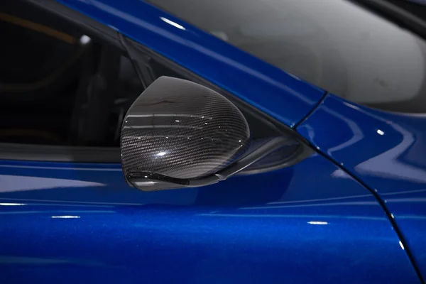 Kohlefaser Spiegelkappe Auf Blauem Sportwagen — Stockfoto