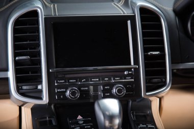Spor arabaların içerisindeki Infotainment sistemi