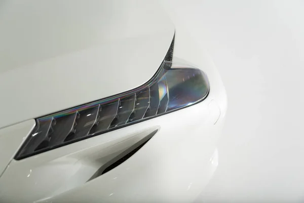 Zbliżenie Ujęcia Reflektora Białym Sportowym Samochodzie — Zdjęcie stockowe