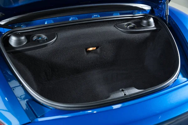 Otwarta Przestrzeń Bagażnika Niebieskiego Samochodu Sportowego — Zdjęcie stockowe