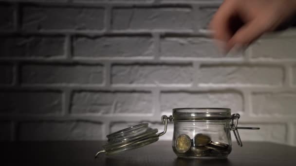 Männliche Hand Großaufnahme Wirft Münzen Euros Ins Sparschwein Praktisches Glas — Stockvideo
