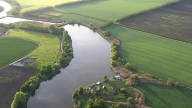 4 bin. Göl kıyısındaki drone üst görünümü ile çekim yapmak. Ufuk, mavi gökyüzü, buğday tarlaları, doğanın doğal güzelliği..