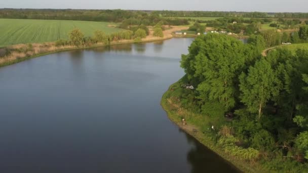 Schießen Mit Der Drohne Draufsicht Zwei Fischer Ufer Des Teiches — Stockvideo