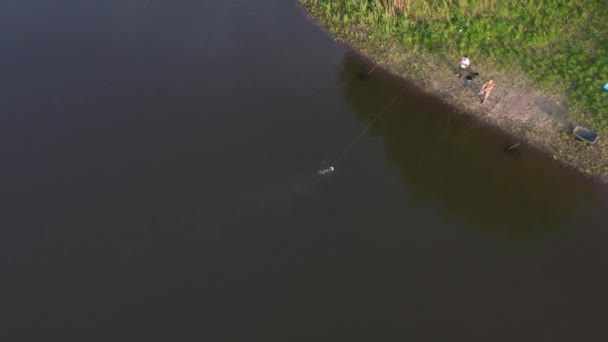 Střílet Dronem Pohled Shora Dva Rybáři Břehu Rybníka Připravují Rybaření — Stock video