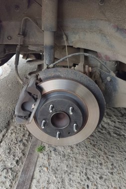 Arabanın süspansiyon tipi. Güvenilirliği sağlamak için tekerlek onarımına hazırlanılıyor.