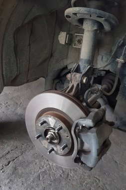 Arabanın süspansiyon tipi. Güvenilirliği sağlamak için tekerlek onarımına hazırlanılıyor.