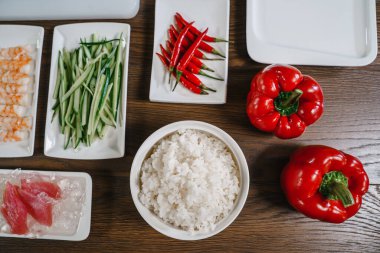 Suşi yapmak için gerekli malzemeler, tabakta. Yukarıdan görünüşü