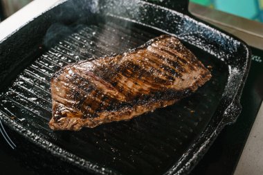 Izgarada biftek kızartma.