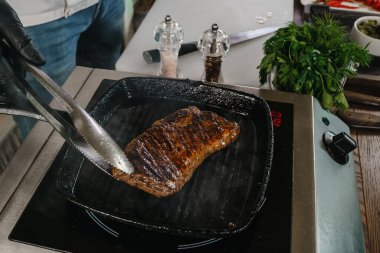 Izgarada biftek kızartma.