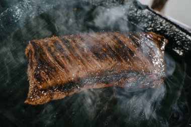 Izgarada biftek kızartma.