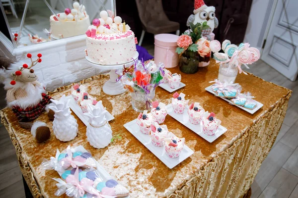 ケーキやお菓子でお祝いのテーブルを飾る — ストック写真