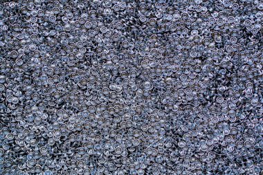 Gümüş renkli metal düğmeler, dikiş aksesuarları, giysi için mücevherler. Metin için yer.