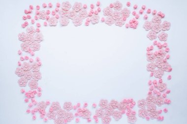 Kumaş dantel çiçekler, dikiş aksesuarları, giysi dekorasyonu. Metin için yer var.