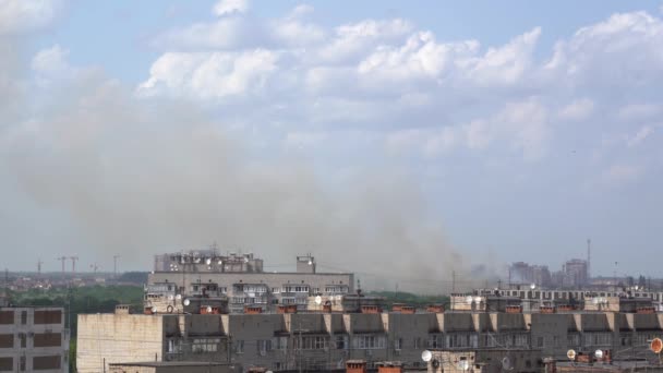 Incêndio Edifício Residencial Vários Andares Vista Cima Contra Fundo Céu — Vídeo de Stock