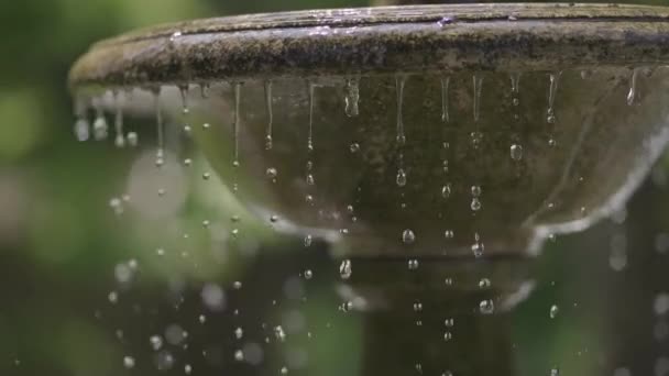在阳光明媚的夏日 在绿树成荫的背景下 一个有着清澈水和三层瀑布的古老大理石喷泉 — 图库视频影像