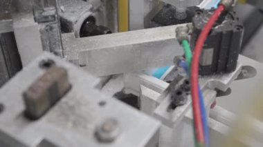 4 bin. Plastik bir pencerenin kaynaklarını kesme ve temizleme makinesi. PVC pencere profilinde drenaj delikleri ve impost değirmenleri.