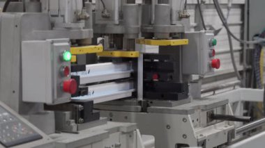 4 bin. PVC profilinin kaynak süreci penceresi. PVC Windows 'un üretim teknolojisi. Plastik Windows üretimi için kaynak makinesi. Plastik Windows üretimi. Otomatik üretim.