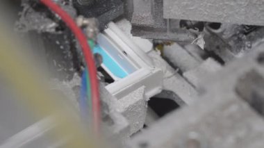 4 bin. Plastik bir pencerenin kaynaklarını kesme ve temizleme makinesi. PVC pencere profilinde drenaj delikleri ve impost değirmenleri.