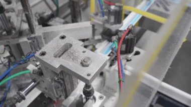 4 bin. Plastik bir pencerenin kaynaklarını kesme ve temizleme makinesi. PVC pencere profilinde drenaj delikleri ve impost değirmenleri.