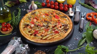 4 bin. Taze, lezzetli İtalyan pizzası ve içindekiler. Arka planda, yemek maşasıyla bir el lezzetli bir pizza alır..