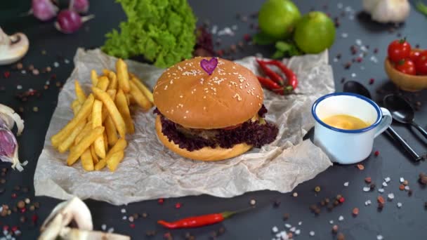 Hamburger Och Pommes Frites Beige Pappersdekor Med Läcker Apelsinsås Retroskål — Stockvideo